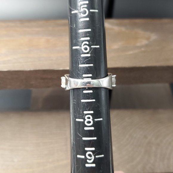 Size 7 Sterling Silver Stunning Cubic Zirconia V Ring - Picture 6 of 8